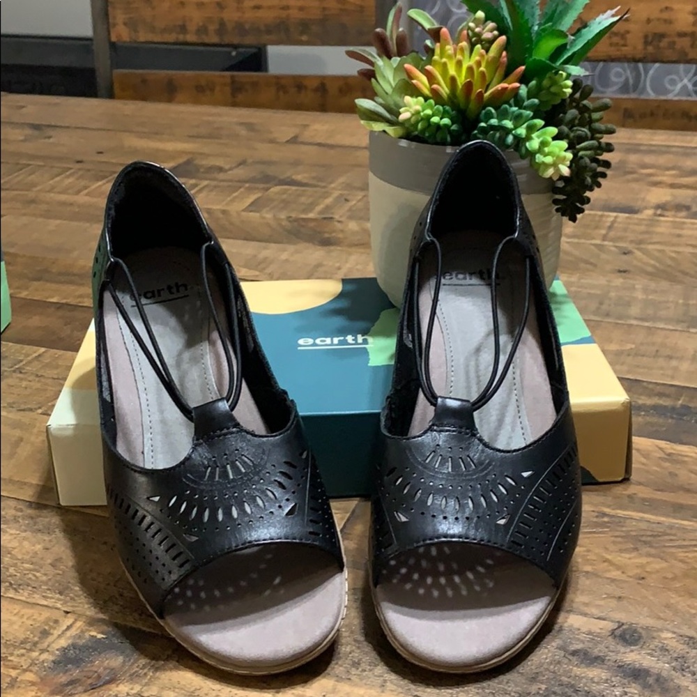 New Earth Camelia Nauset sandals
